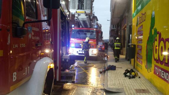 Los bomberos del Parque de Laredo han actuado ante el fuego en Santoña.