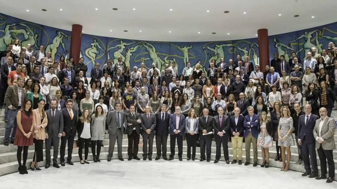 Foto de familia de autoridades, miembros del CISE, directores y profesores de centros educativos, mentores, universitarios e2, premiados en anteriores ediciones y representantes de El Diario en la presentación de la cuarta edición de STARTinnova celebrada en el Palacio de Festivales. 