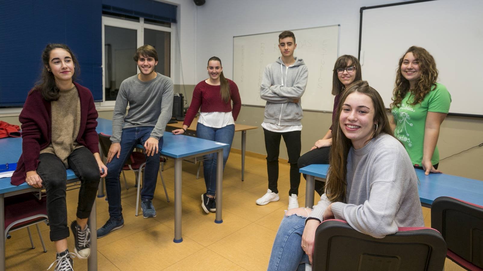 De izquierda a derecha, Julia Gutiérrez, Óscar Gutiérrez, Paula Sustacha, Víctor Vázquez, Nerea de Diego (detrás), Sara Gutiérrez e Irene Correa, en un aula de la UNED