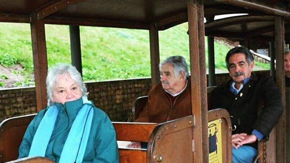 Revilla y Mujica en el vagón del tren de El Soplao. Delante, la esposa de este último, Lucía Topolansky. 