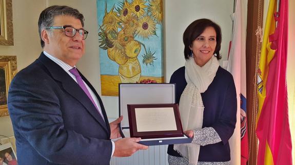 José Pérez García hace entrega de la plaza a la alcaldesa Josefina González.