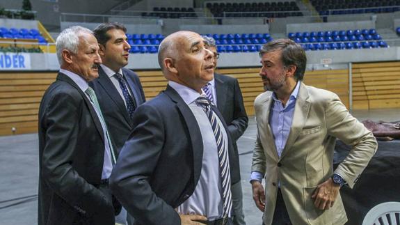 Manolo Higuera, en primer plano, junto a otros miembros del Consejo, en una Junta. 