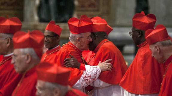 Osoro saluda a otro cardenal durante la ceremonia.