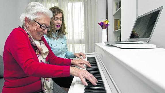 Marián Sánchez imparte una clase de piano a Beatriz Cano, una de sus alumnas de Santander. 