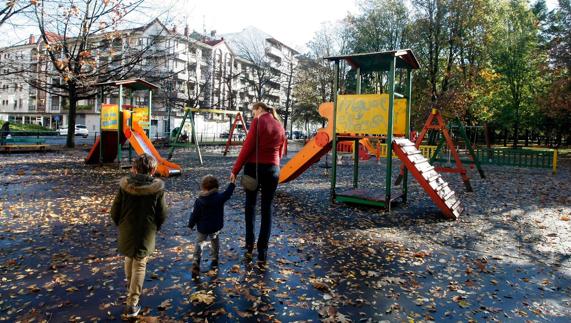 Una madre pasea con sus hijos por la zona de juego, que pasará a tener una superficie de 600 metros cuadrados.