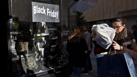 Las calles del centro de Santander se llenaron de clientes y de bolsas en el viernes de descuentos.