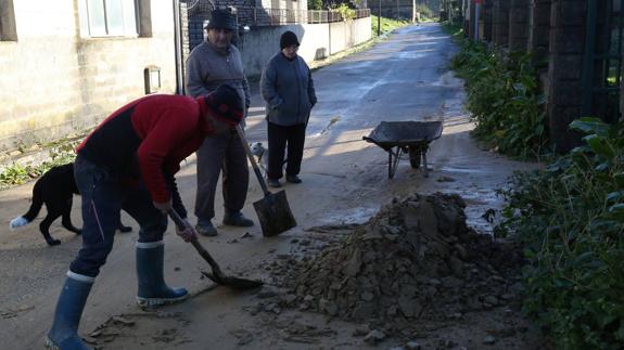 Vecinos afectados observan los daños ocasionados por la rotura.