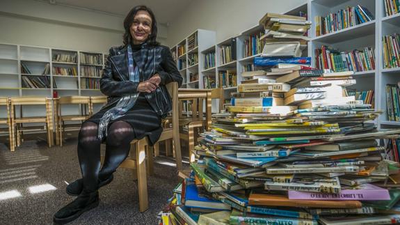 La diputada nacional de Unidos Podemos, Carolina Bescansa, en la biblioteca del colegio público Cisneros, en Santander. 