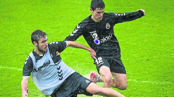 Javi Gómez le arrebata el balón a Alberto en un entrenamiento de esta semana en La Albericia.