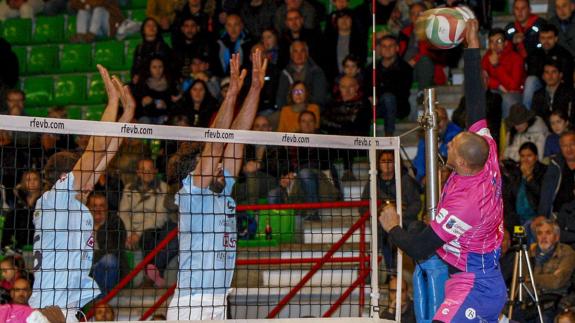 Dos jugadores del Río Duero Soria intentan bloquear el ataque de Amorín durante el partido de ayer en Cabezón de la Sal.