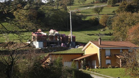 Una casa terminada y otra en construcción en Obregón (Villaescusa). En este pueblo se concentran varias de las nuevas.