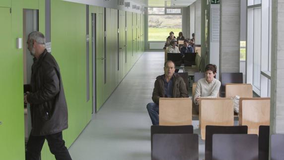 Pacientes en el centro de salud de Bezana