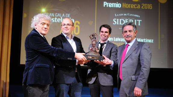 Ángel Cuevas (izquierda), presidente de la Asociación de Hostelería, entrega el premio a David Martínez y Rubén Leivas, creadores de la Destilería Siderit, Premio Horeca 2016, en presencia del presidente de Cantabria, Miguel Ángel Revilla.