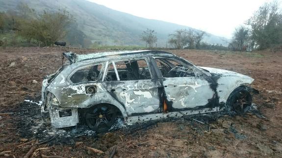 El coche calcinado es un BMW, serie 3 modelo Touring, de unos cinco años de antigüedad.