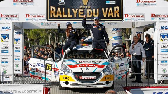 Sara Fernández y Efrén Llarena celebran su victoria en el podio del Rally du Var. 