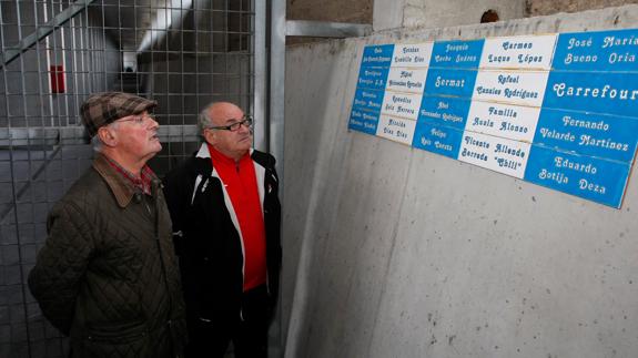 Alejandro Campo, expresidente del club, y José García, utillero, observan la nueva ubicación.