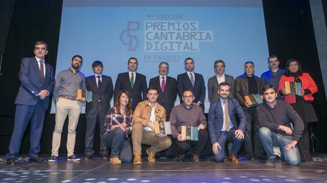 Las autoridades, junto a los ganadores de la 9ª edición de los Premios Digital Cantabria en Escenario Santander.