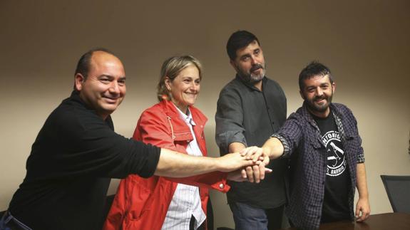 Marcelo Campos (Ganemos), Esther Bolado (PSOE), Héctor Lavín (PRC) y Jorge Crespo (IU), tras firmar en junio el acuerdo para gobernar Camargo.