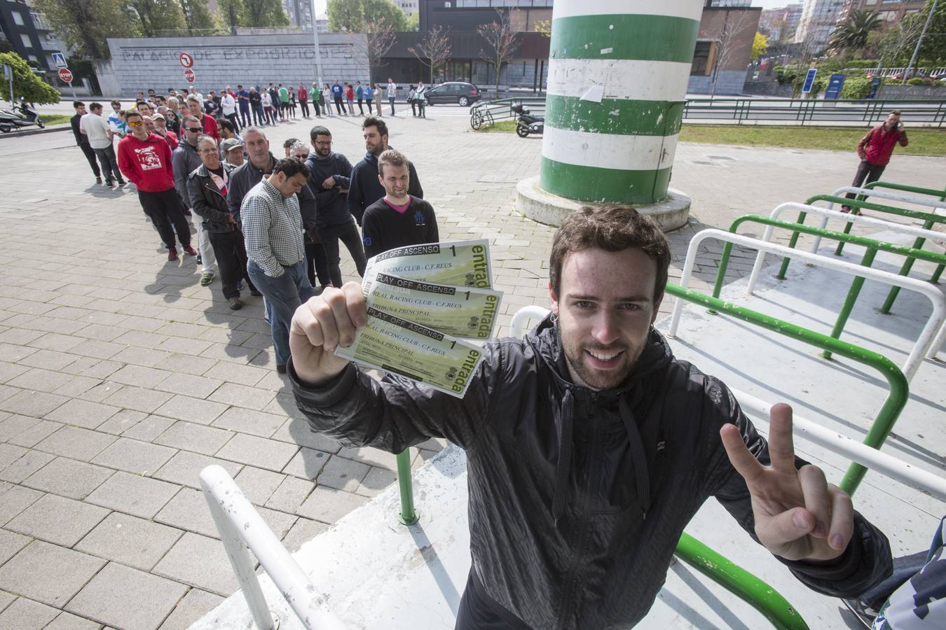 Imagen de archivo de aficionados comprando entradas para ver al Racing.