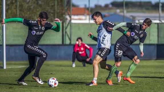 Israel Puerto, que hoy es probable que vuelva a tener minutos ante el Guijuelo, conduce el balón en presencia de Bontempo 