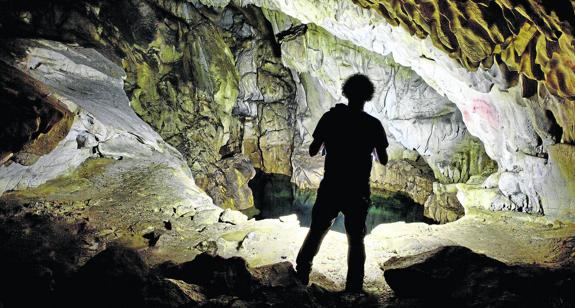 Interior de la cueva de Chufín, en Rionansa, abierta solo en verano y en Semana Santa y para visitas restringidas.