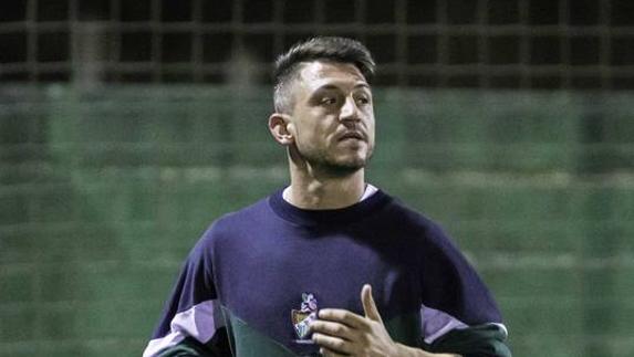 Jonatan Valle, con la equipación de entrenamiento de la Cultural de Guarnizo 