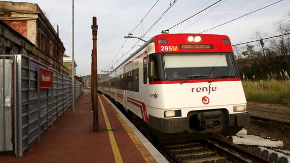 Un tren de Renfe circula por la estación de Sierrapando.