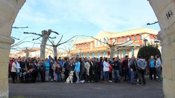 Concentración espontánea de los vecinos de Galizano, Carriazo y Castanedo junto a la iglesia.