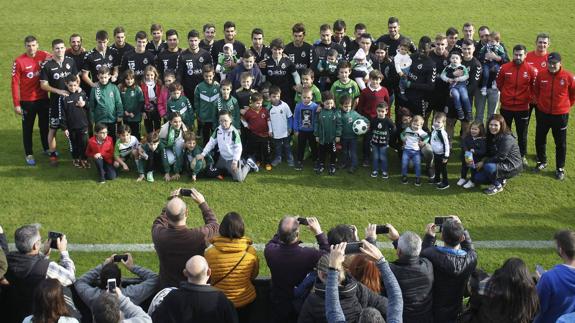 Los niños se fotografiaron con los jugadores y técnicos del Racing.