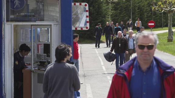 Salida de los trabajadores del turno de mañana de la empresa Sidenor.