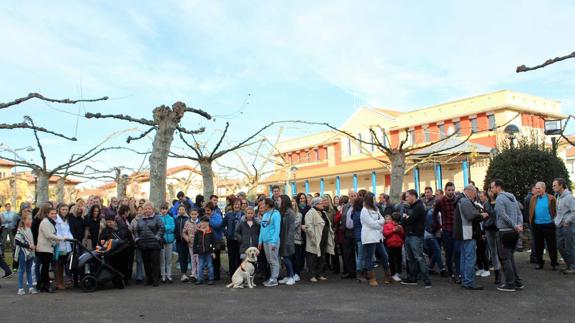 Casi dos centenares de vecinos se concentraron el pasado jueves junto a la iglesia de Galizano para protestar por la decisión del párroco.