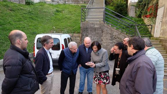 Gema Igual explica a los vecinos de Tetuán los trabajos municipales que se están llevando a cabo para poner en marcha el estudio, justo delante de unas las bocas del viejo túnel.