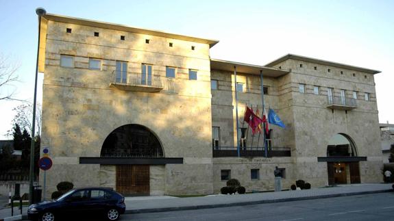 El edificio de la Casa de Cantabria en Madrid, de estilo montañés, se alza en la calle Pío Baroja