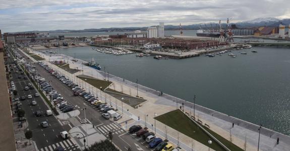 Vista aérea del frente marítimo de Santander. En 2015 se abrió una nueva zona de esparcimiento en Marqués de la Hermida. 