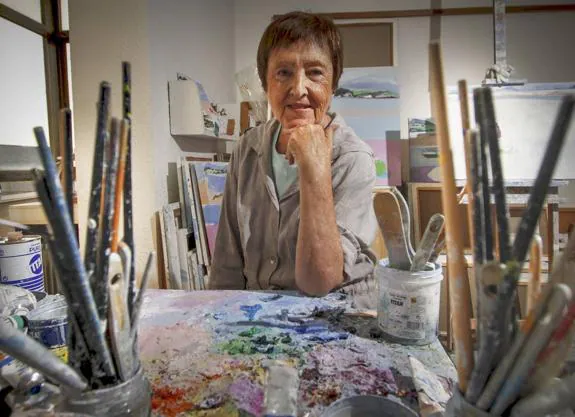 Gloria Torner, referencia histórica de la pintura cántabra, entre los pinceles de su estudio. 