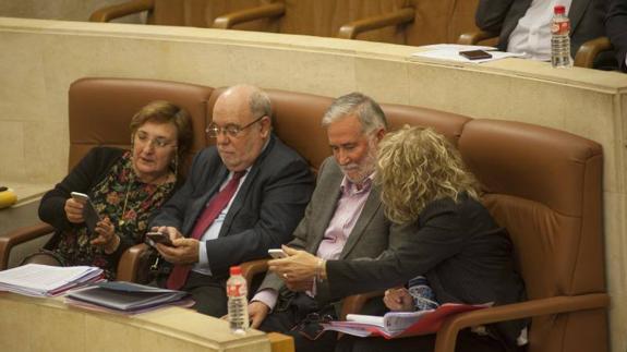 Real, Sota, Ruiz y Díaz Tezanos, atentos a sus móviles durante la sesión plenaria de ayer.