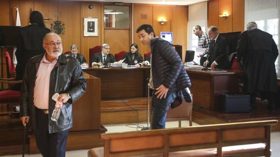 El expedáneo de Lusa, Antonio Alijo, y el expedáneo de Mioño, Víctor Echevarría, salen de la sala tras suspenderse el juicio.