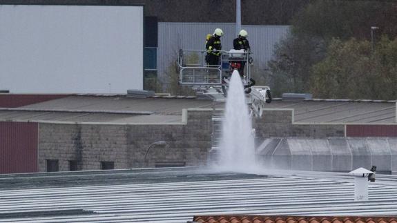 Los bomberos apagan el fuego. 