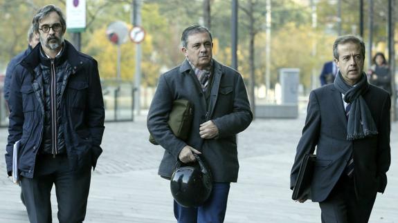 Jordi Pujol Ferrusola (c), hijo de Jordi Pujol, acompañado por sus abogados, Cristobal Martell (i) y Javier Carrillo (i), a su llegada a los juzgados de guardia de Barcelona, para entregar voluntariamente su pasaporte 