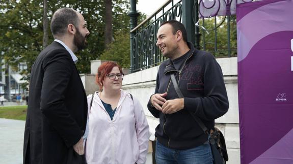 Julio Revuelta, a la izquierda, junto a los diputados Verónica Ordóñez y José Ramón Blanco.