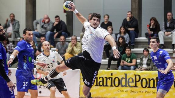 El jugador del DS Auto Gomas Diego Muñiz en un lanzamiento en el partido de ida.