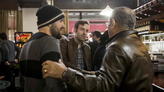Por la izquierda, Alberto García, Fernando Güemes y el hombre que los buscó para darles las gracias.