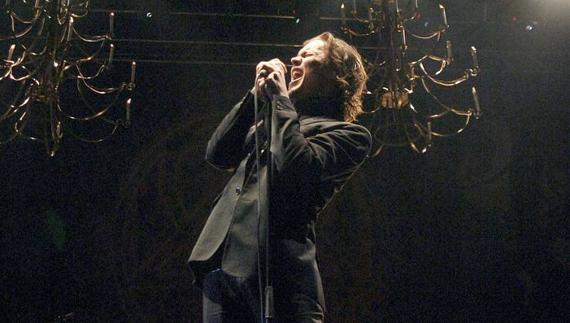 Hermani Valo, líder de la banda, durante su actuación en el Santander Summer Festival de 2006.