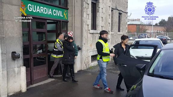 Guardias civiles, con las dos mujeres detenidas.