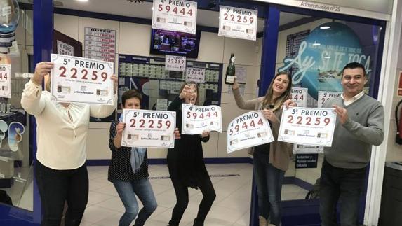 Los dueños de la administración de Carrefour y algunos clientes celebran el cuarto premio