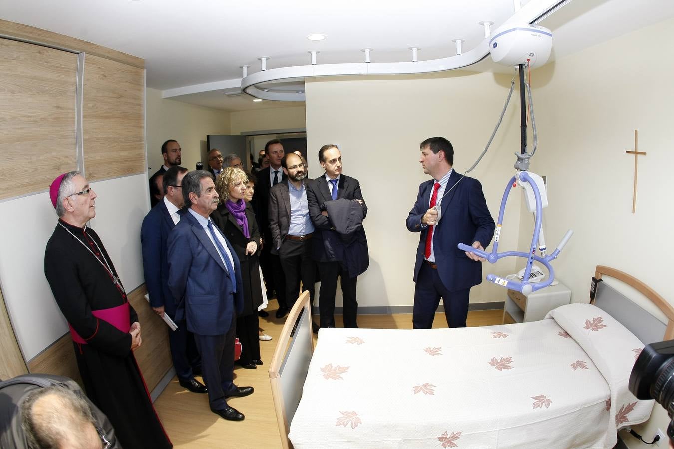 El director del colegio Fernando Arce, Francisco Linares, muestra a las autoridades uno de los apartamentos de la nueva residencia Fernando Arce. 