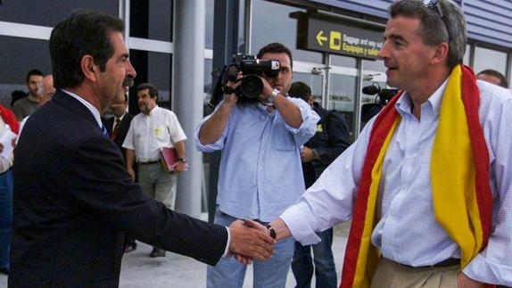 Imagen del año 2004, con Miguel Ángel Revilla y el presidente de Ryanair, Michael O'Leary, cuando el Gobierno de Cantabria firmó el primer convenio con la compañía aérea.