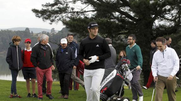 Arriba, Jon Rahm en el campo de Pedreña.