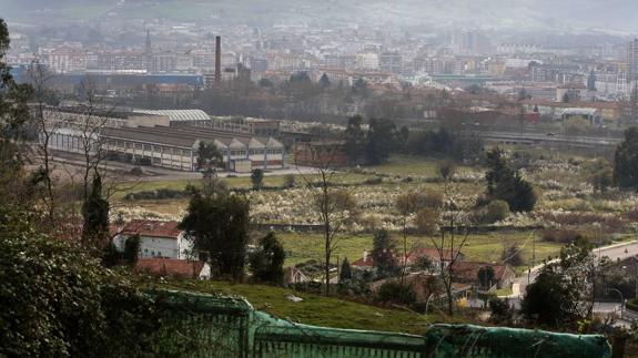 Vista del antiguo parque de madera de Sniace donde se construirá una superficie comercial.