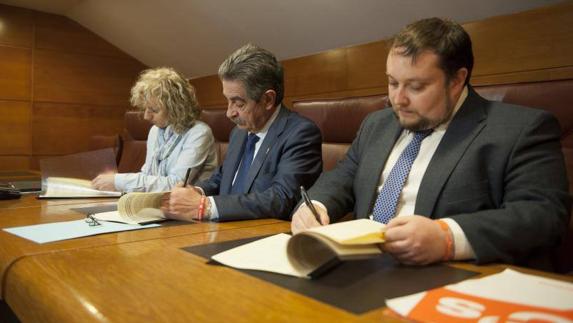 Eva Díaz Tezanos, Miguel Ángel Revilla y Rubén Gómez, en la firma del acuerdo esta tarde.